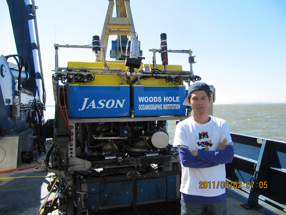 Investigating the life in the hydrothermal vent, Juan de Fuca Ridge expedition, R/V Atlantis & ROV Jason, 2011.